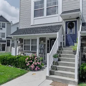 Holiday home Waterfront Gem Duplex 3 Bedroom 2floor In Whitestone Bronx Free Parking, New York